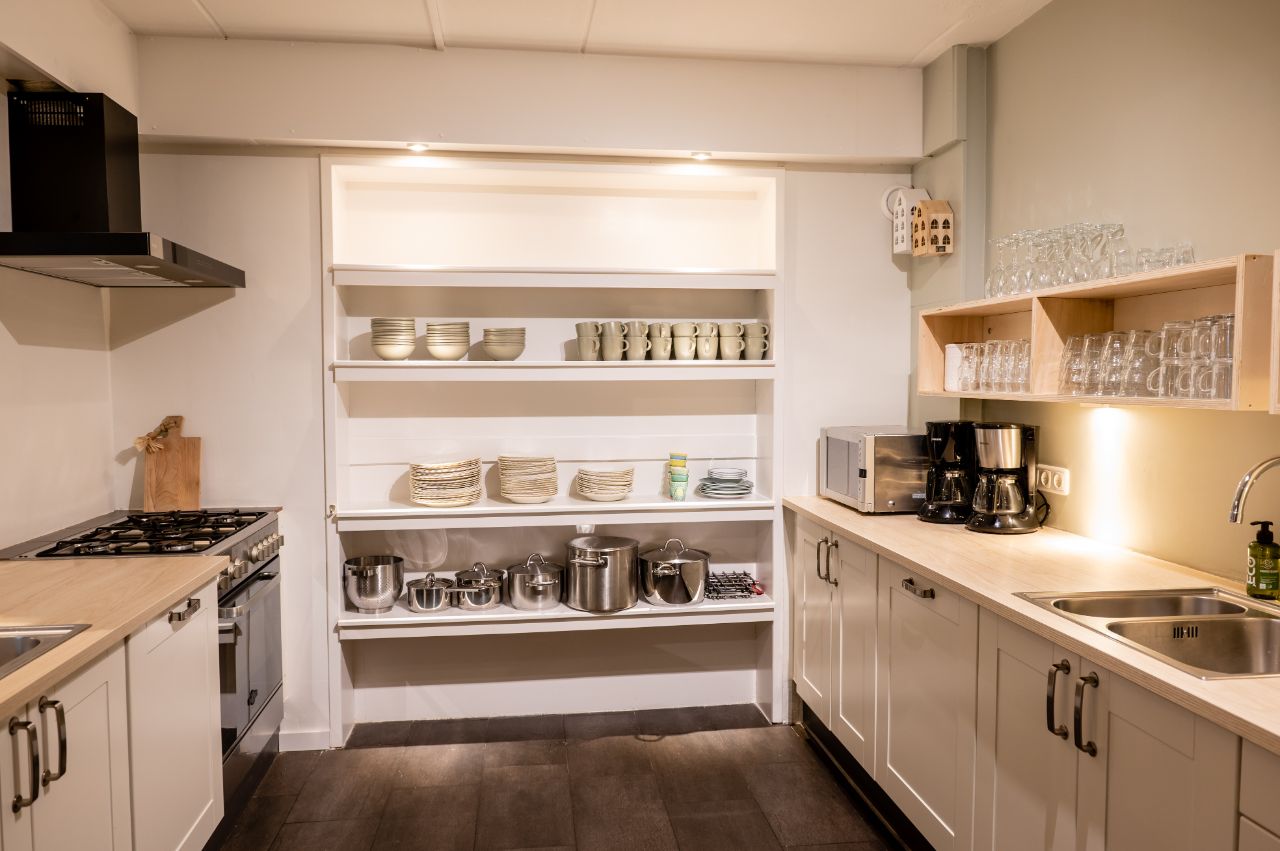Keuken voorzien van volldig keukeninventaris